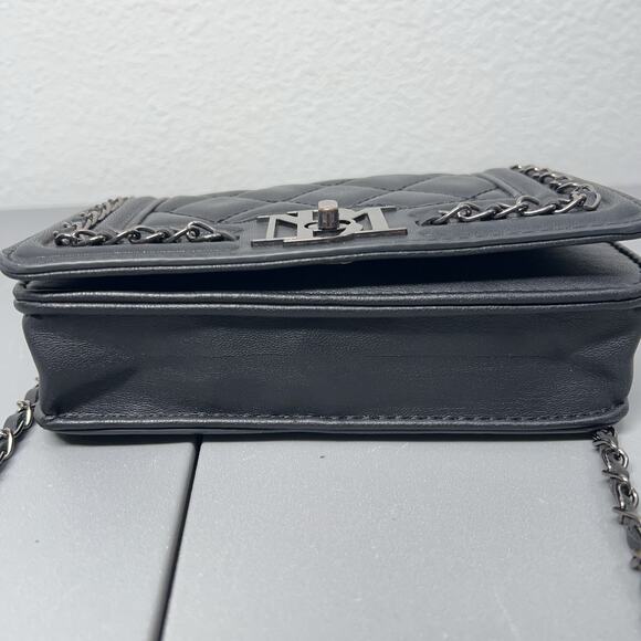 Badgley Mischka Black Chevron Quilted Crossbody Bag Metal Chains Strap Vegan - Picture 5 of 16